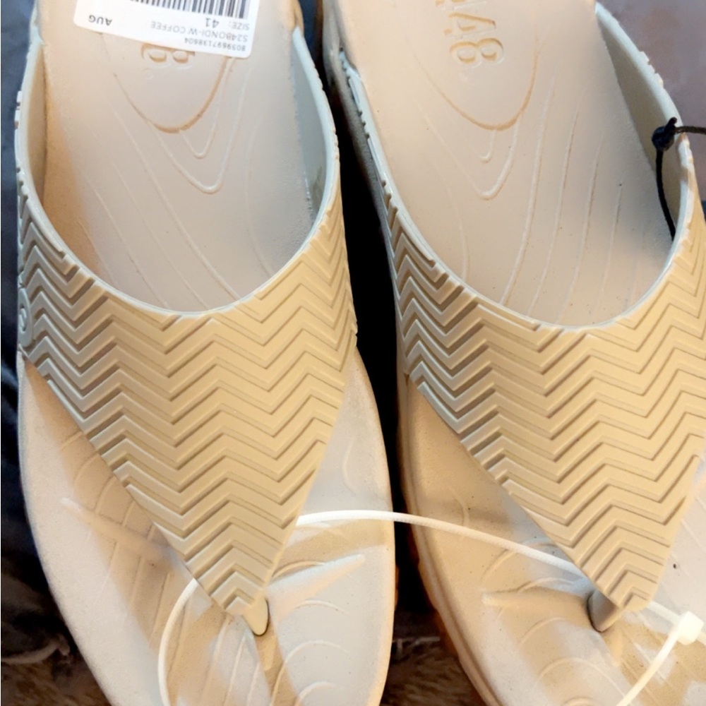 P448 Beige Chevron Sandals